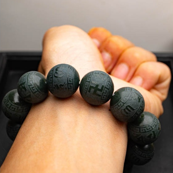 Vòng tay ngọc bích 18mm khắc Lục Tự Đại Minh HANMYNGHE 2 Vòng tay ngọc bích 18mm khắc Lục Tự Đại Minh HANMYNGHE - Hình ảnh 2