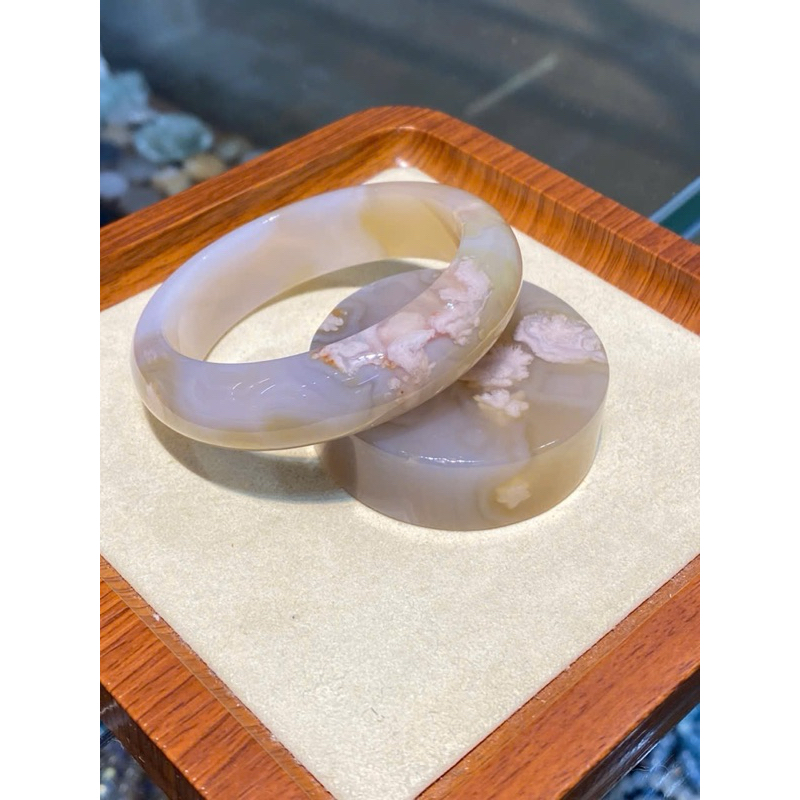 Vòng tay đá mã não hoa anh đào tặng kèm lõi hàng đẹp chất đá trong HANMYNGHE 1 Vòng tay đá mã não hoa anh đào tặng kèm lõi hàng đẹp chất đá trong HANMYNGHE