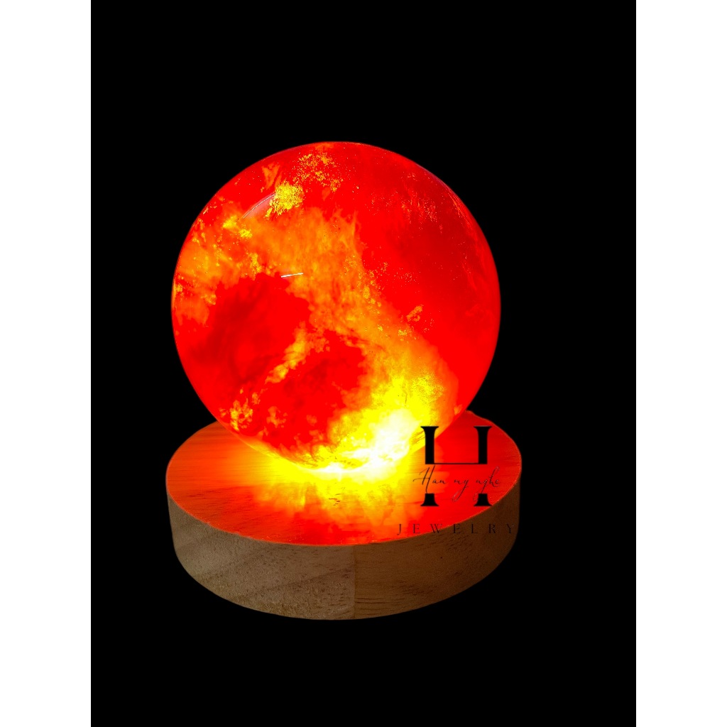 Quả Bi cầu phong thủy đá núi lửa Đỏ 8cm tặng đế gỗ có đèn 2 Quả Bi cầu phong thủy đá núi lửa Đỏ  8cm  tặng đế gỗ có đèn - Hình ảnh 2