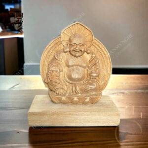 Tượng di lặc để ô tô trầm tốc vườn HANMYNGHE